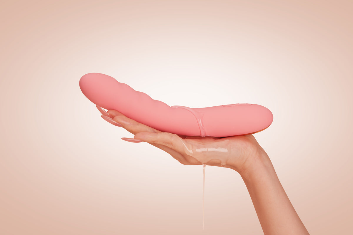 Svakom - ឧបករណ៍បំបៅរំញោច G-Spot Ava Neo បញ្ជាពីកម្មវិធី ហើយអាចរុញចូល-ចេញ